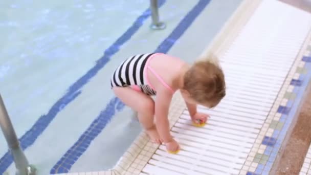 Niña en la piscina — Vídeos de Stock