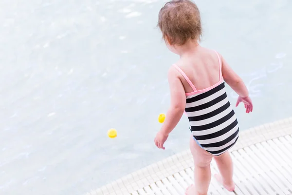 プールで幼児の女の子 — ストック写真