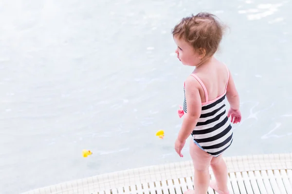 Ragazza del bambino in piscina — Foto Stock