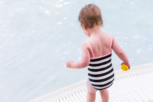 Ragazza del bambino in piscina — Foto Stock