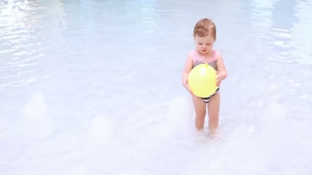 蹒跚学步的女孩在游泳池 — 图库视频影像