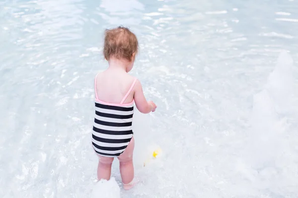 Menina da criança na piscina — Fotografia de Stock