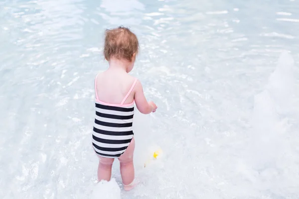 Niña en la piscina —  Fotos de Stock