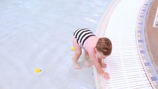 Menina da criança na piscina — Vídeo de Stock