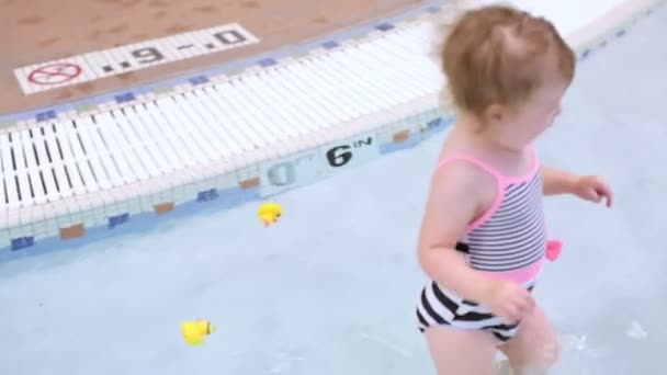 Menina da criança na piscina — Vídeo de Stock