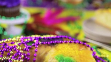 Mardi Gras için masada Kral kek dekore
