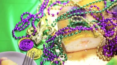 Mardi Gras için masada Kral kek dekore
