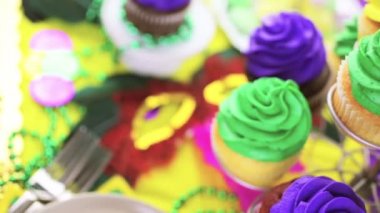 Parlak renkli buzlanma ile cupcakes