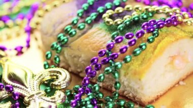 Mardi Gras için masada Kral kek dekore
