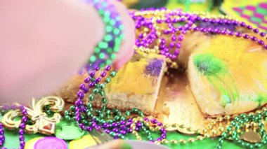 Mardi Gras için masada Kral kek dekore