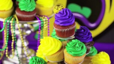 Parlak renkli buzlanma ile cupcakes