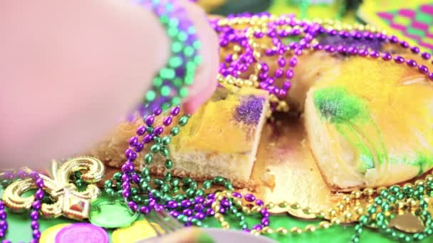 Koning taart aan tafel ingericht voor Mardi Gras — Stockvideo