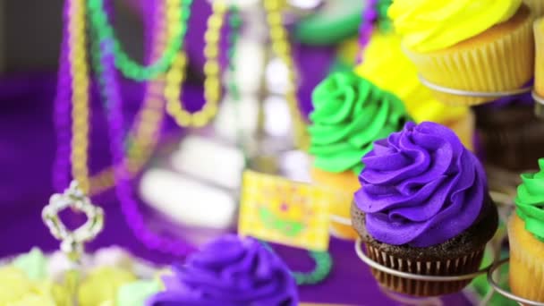 Cupcakes met felle kleur suikerglazuur — Stockvideo