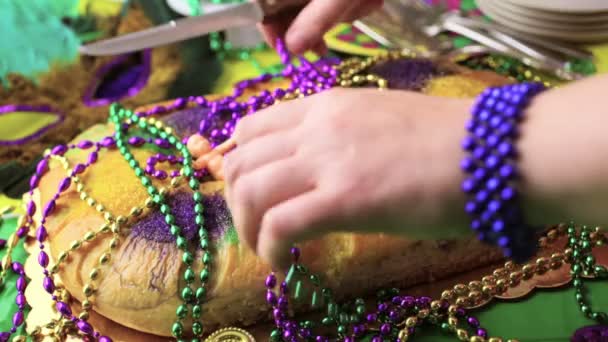 Cupcakes med färgglada glasyr för Mardi Gras — Stockvideo