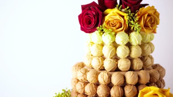 Pastel de boda con rosas — Vídeo de stock