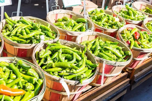 Groene chili peppers — Stockfoto