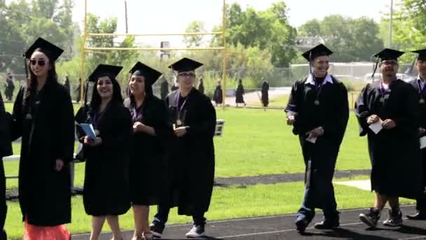 Cerimonia di laurea presso le scuole pubbliche di Mapleton . — Video Stock