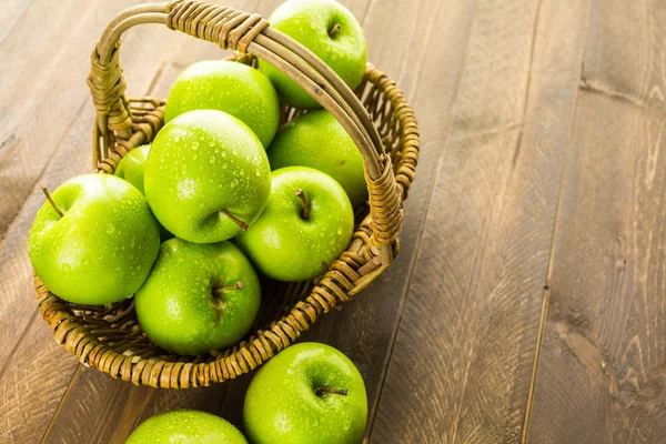 Organic Granny Smith apples — Stock Photo, Image