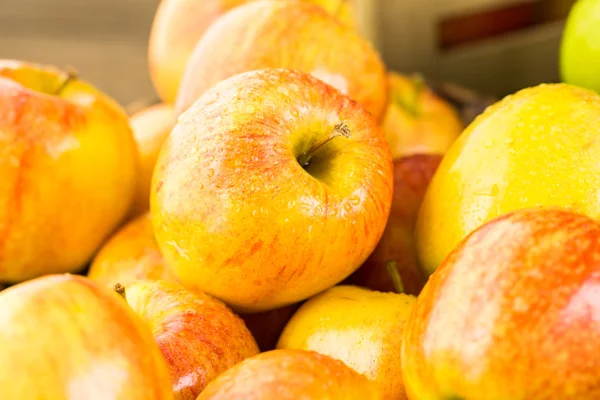 Bio-Äpfel in Körben — Stockfoto