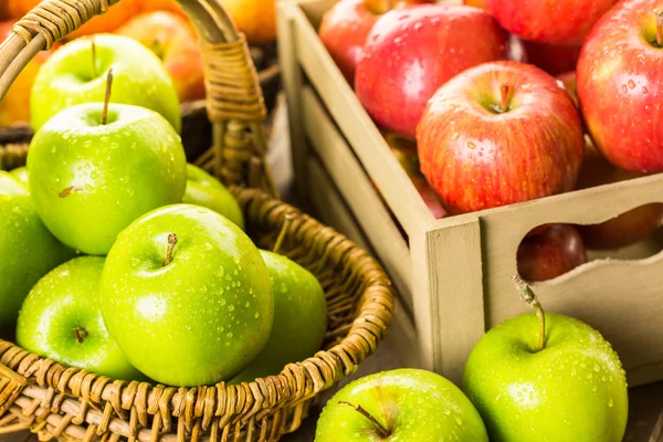 Різноманітність органічних яблук — стокове фото