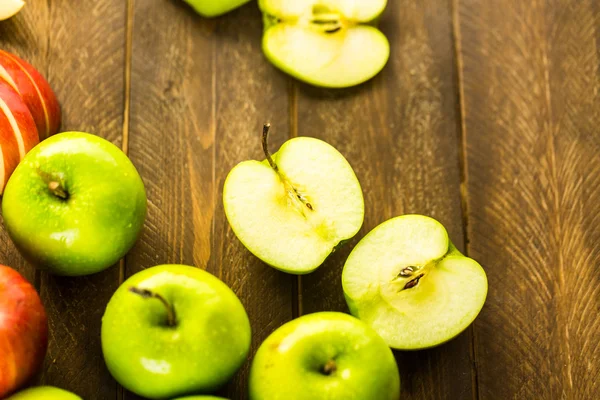 Органічні яблук нарізаних — стокове фото