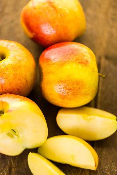 Органічні яблук нарізаних — стокове фото