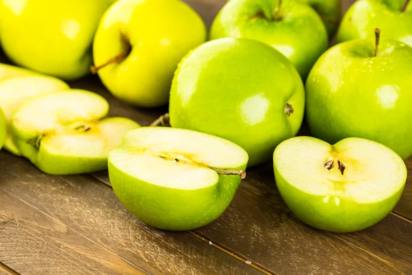 Bio-Äpfel in Scheiben — Stockfoto