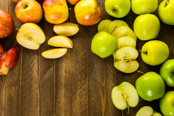 Різноманітність органічних яблук — стокове фото