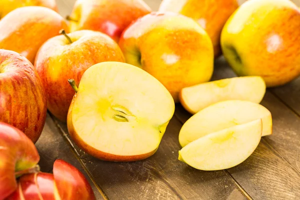 Variety of organic apples — Stock Image Variety of organic apples Stock Picture