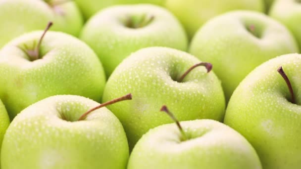 Органические зелёные яблоки — стоковое видео