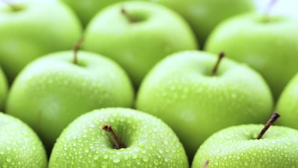 Органические зелёные яблоки — стоковое видео