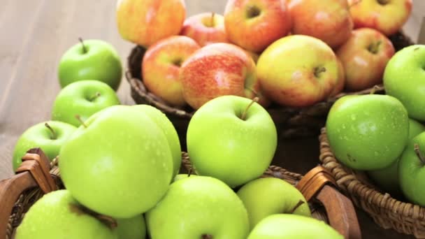 Органические яблоки в корзинах — стоковое видео