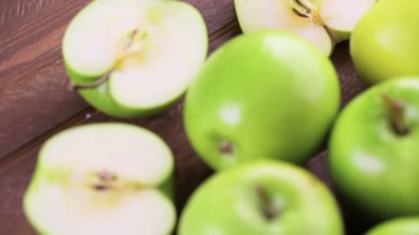 Manzanas orgánicas recién recogidas — Vídeo de stock