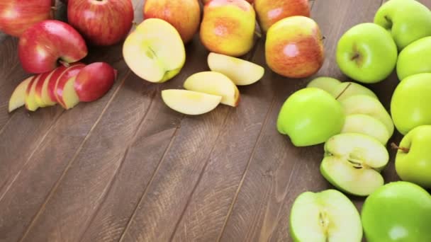 Разнообразие органических яблок — стоковое видео