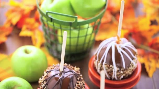 Karmelowe jabłka urządzone na Halloween — Wideo stockowe