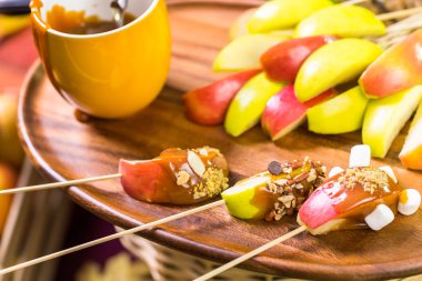 taze karamelli elma dilimleri