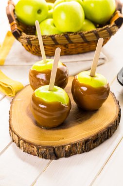 Taze daldırma içinde karamel elmalar
