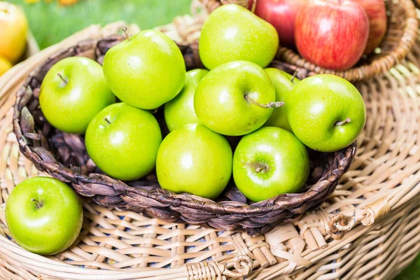 Taze organik elma aldı — Stok fotoğraf