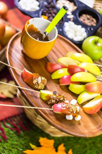 Fresh caramel apple slices — Stock Photo, Image