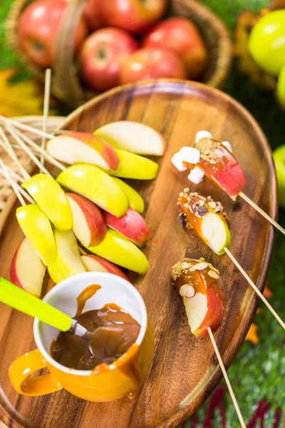 Fresh caramel apple slices — Stock Photo, Image