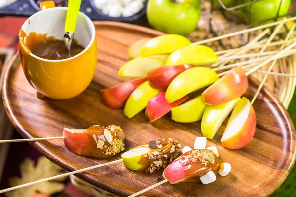 Fresh caramel apple slices — Stock Photo, Image