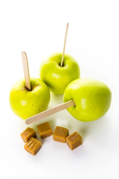 Maçãs e caramelo na mesa — Fotografia de Stock