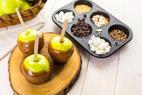 Apples freshly dipped in caramel — Stock Photo, Image