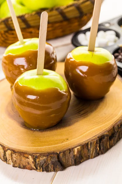 Pommes fraîchement trempées dans du caramel — Photo