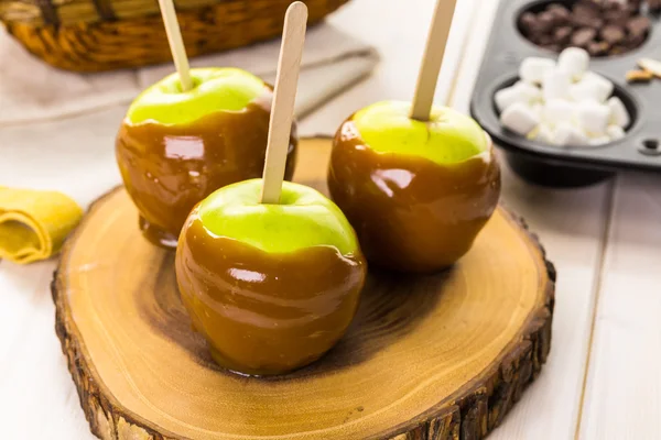 Äpfel frisch in Karamell getaucht — Stockfoto