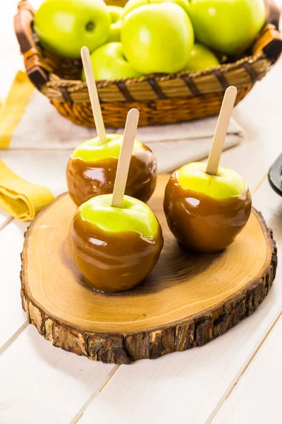 Pommes fraîchement trempées dans du caramel — Photo