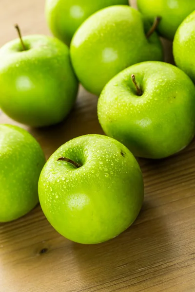 Свіжі яблука органічні — стокове фото