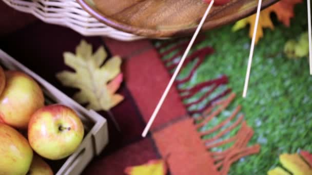 Rodajas de manzana de caramelo fresco — Vídeo de stock