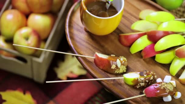 Taze karamelli elma dilimleri — Stok video