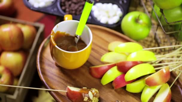 Rodajas de manzana de caramelo fresco — Vídeo de stock